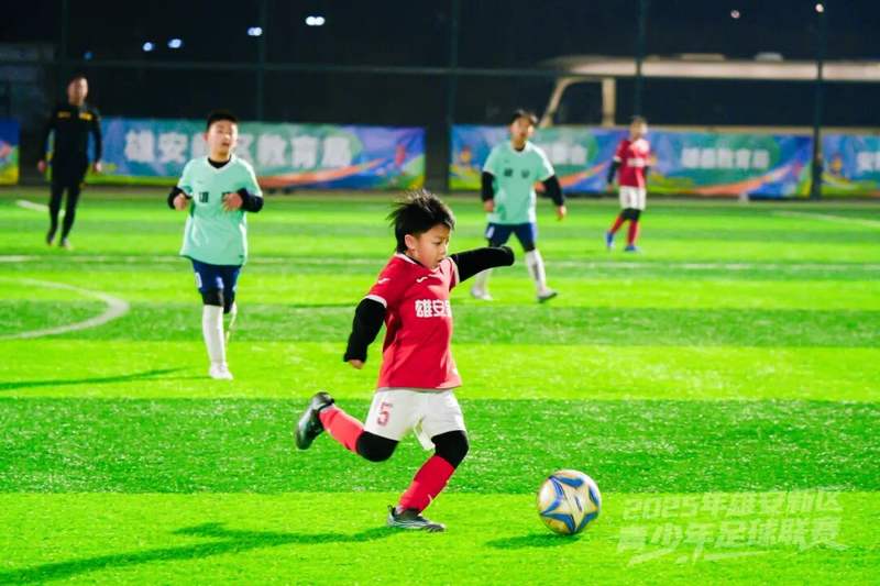国内足球联赛屡现惊喜，精彩不断(国内的足球联赛)